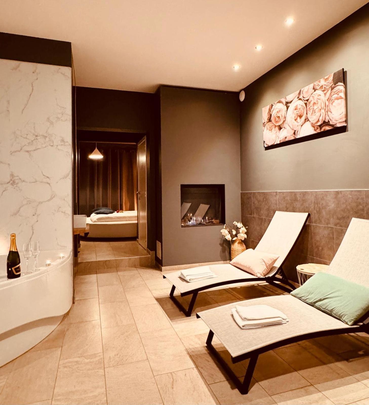 بروج The Rose Suites المظهر الخارجي الصورة